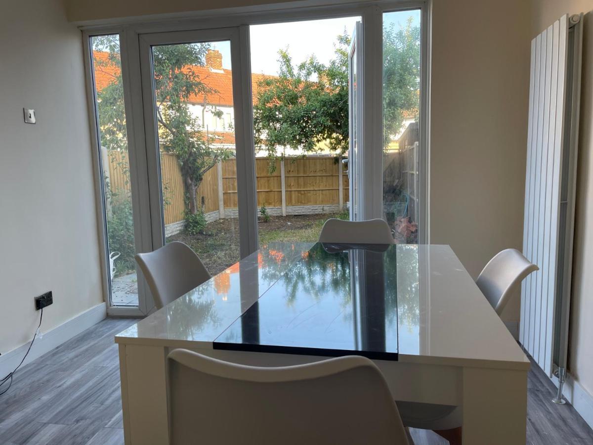 Modern 4-Bedroom Entire House With Garden Uxbridge Luaran gambar
