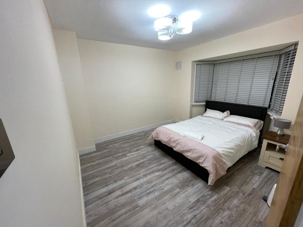 Modern 4-Bedroom Entire House With Garden Uxbridge Luaran gambar
