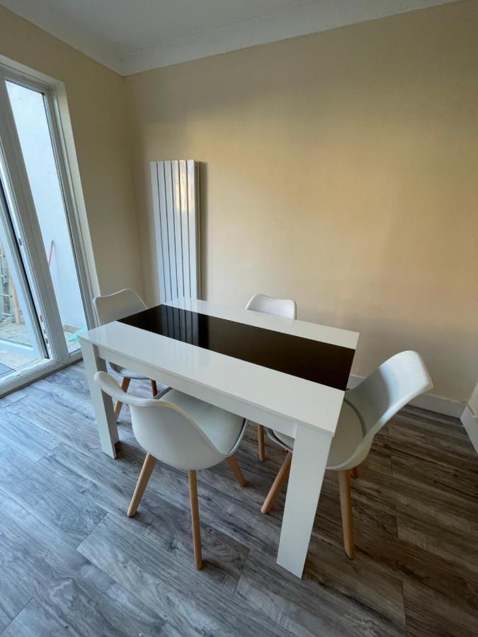 Modern 4-Bedroom Entire House With Garden Uxbridge Luaran gambar