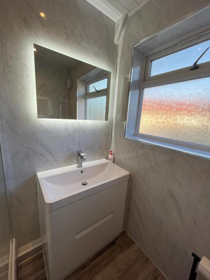 Modern 4-Bedroom Entire House With Garden Uxbridge Luaran gambar