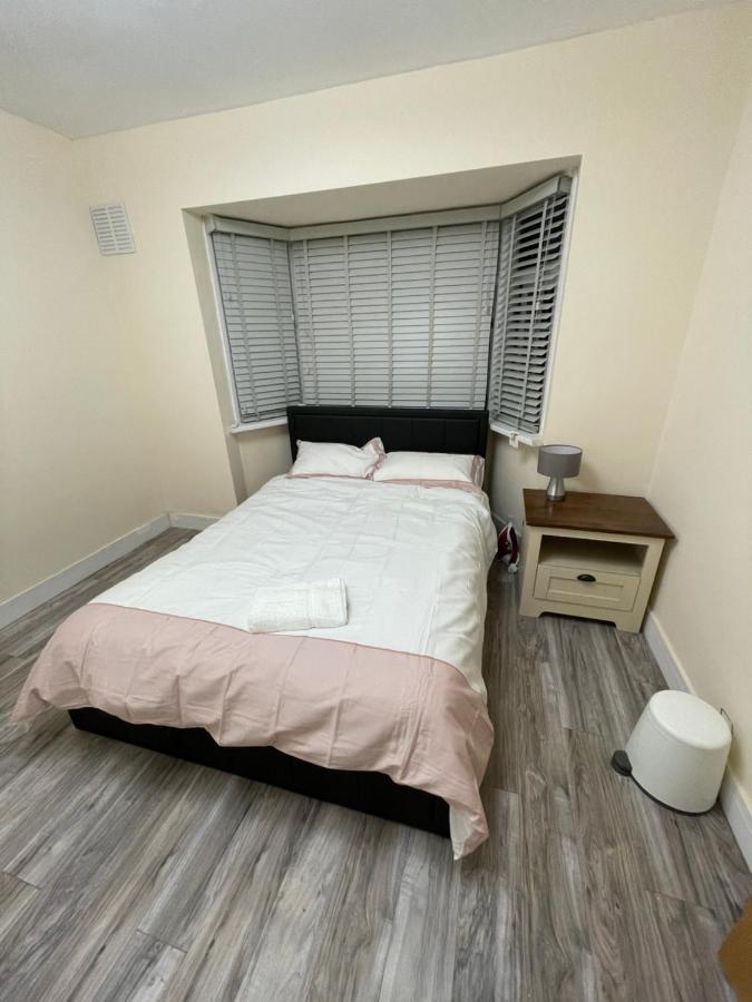 Modern 4-Bedroom Entire House With Garden Uxbridge Luaran gambar