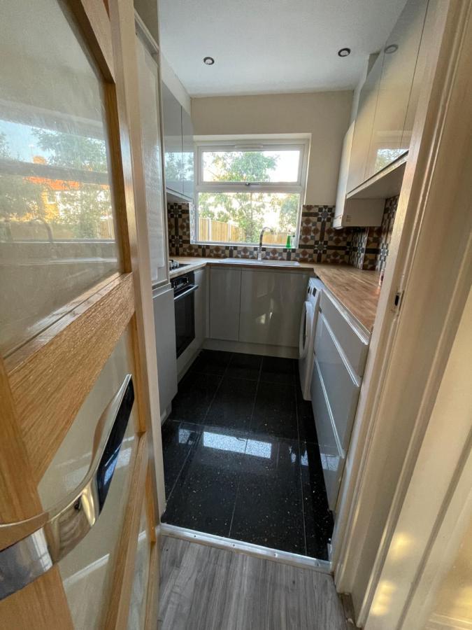 Modern 4-Bedroom Entire House With Garden Uxbridge Luaran gambar