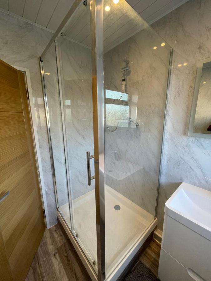 Modern 4-Bedroom Entire House With Garden Uxbridge Luaran gambar