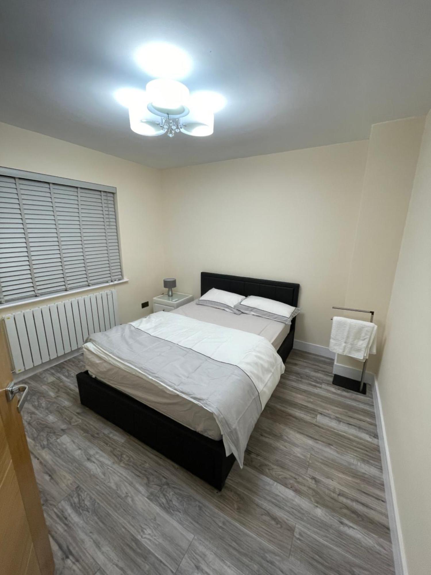 Modern 4-Bedroom Entire House With Garden Uxbridge Luaran gambar